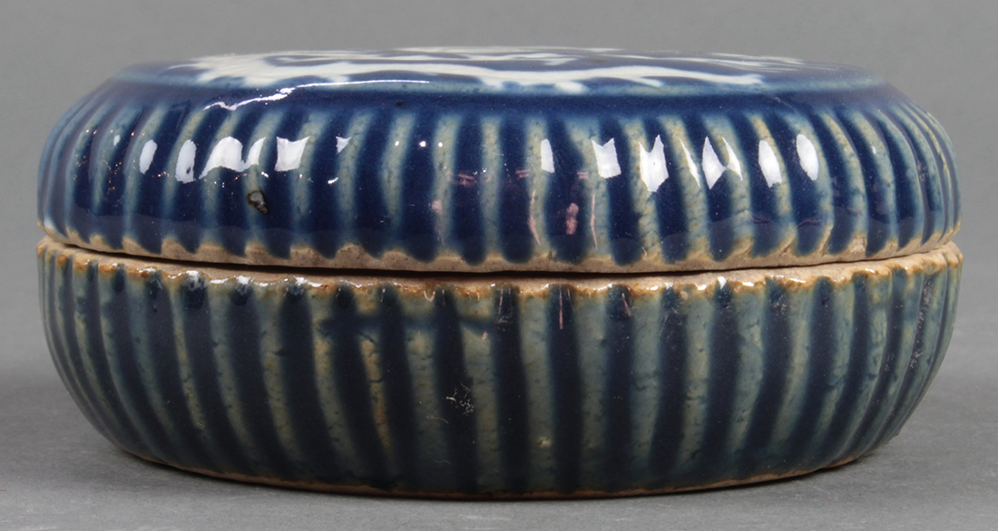 Chinese blue-and-white porcelain circular box, the lid molded with a dragon reserve on a blue