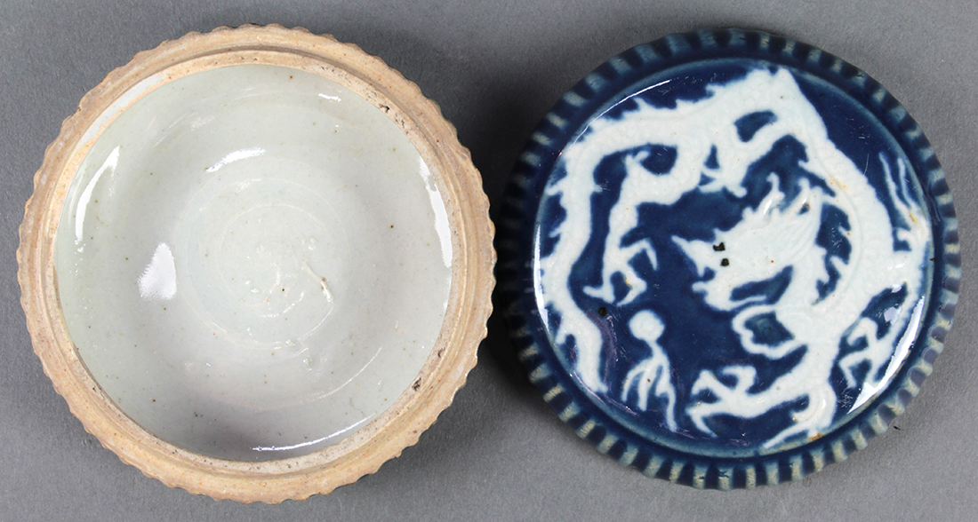 Chinese blue-and-white porcelain circular box, the lid molded with a dragon reserve on a blue - Image 2 of 3