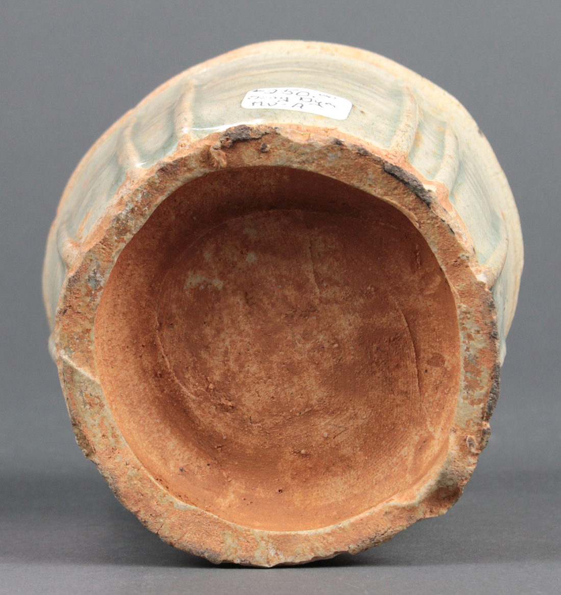 Chinese celadon glazed covered jar, in the form of a granary, with a thatched roof form lid and - Image 5 of 5