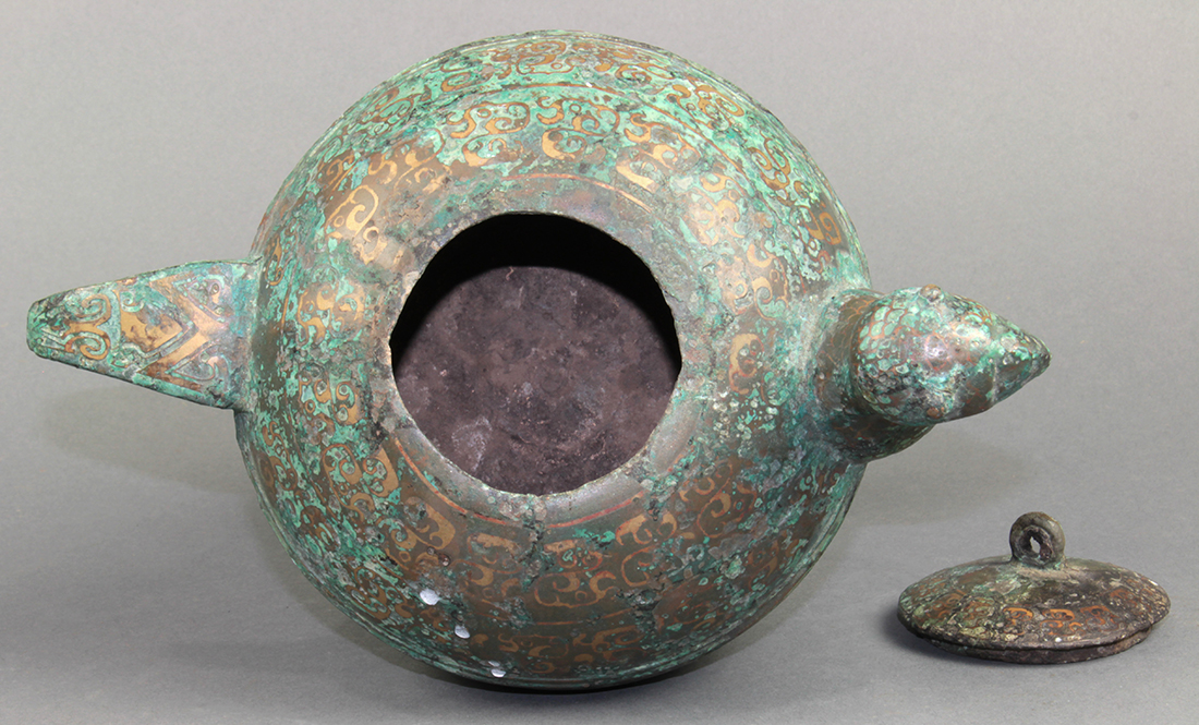 Chinese inlaid bronze archaistic lidded vessel, of bird form with an globular body raised on a - Image 3 of 4