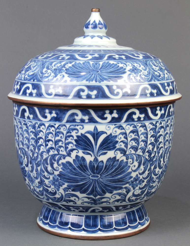 Chinese blue-and-white porcelain jar for the Thai market, the body and tiered lid featuring a floral