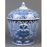Chinese blue-and-white porcelain jar for the Thai market, the body and tiered lid featuring a floral