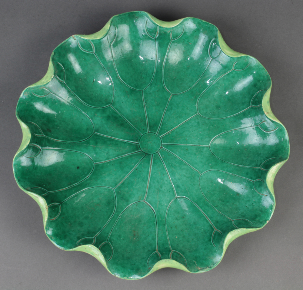 Chinese porcelain footed tray, with a lotus leaf form top, set on a separate pedestal base, 13.5"w - Image 3 of 4