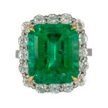 Emerald, diamond and 18k yellow gold platinum ring