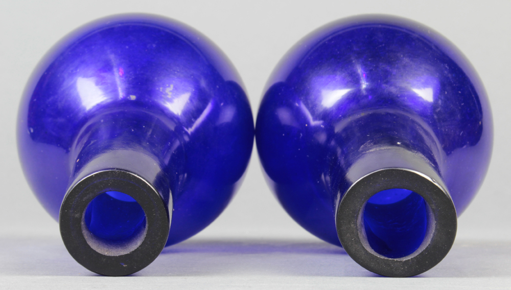 (lot of 2) Chinese blue Peking glass stickneck vases, each with a long slender neck above a pear - Image 3 of 4