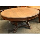 Renaissance Revival quarter sawn oak round dining table table, rising on a pedestal base with four