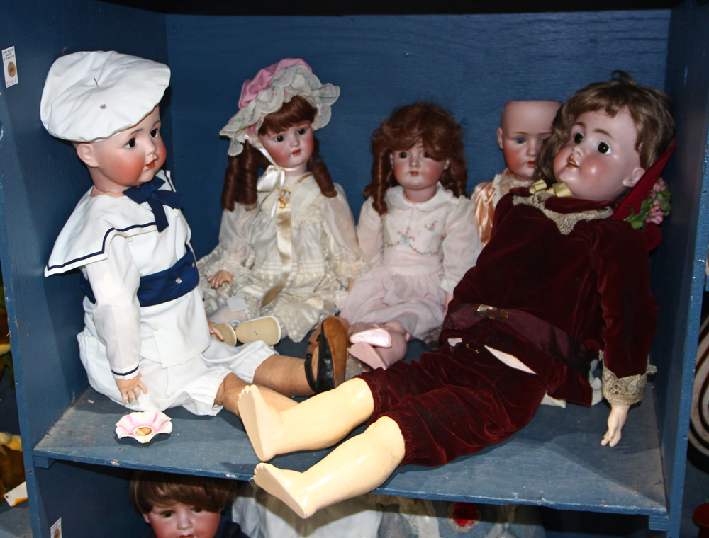 (lot of 5) Early German bisque dolls, consisting of (2) made by Kestner, (2) made by Simon and