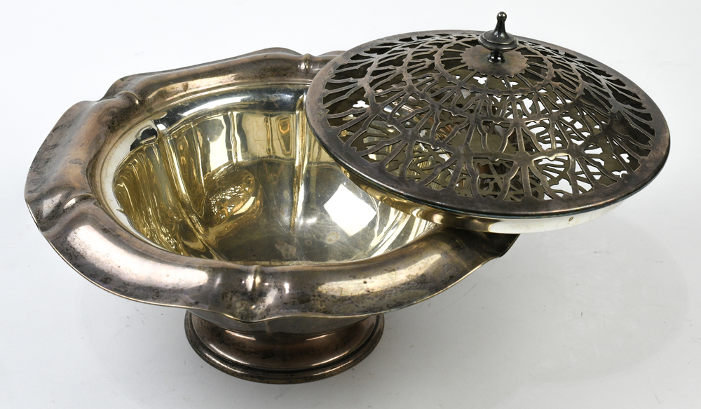 Dominick and Haff sterling silver centerpiece bowl in the "Salem" pattern, having a down swept - Image 3 of 4