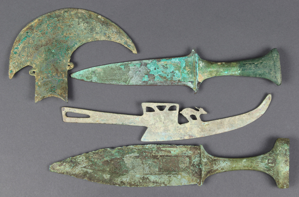 (lot of 4) Dongson bronze blades: consisting of an ax with scroll and sawtooth pattern; one blade - Image 2 of 2
