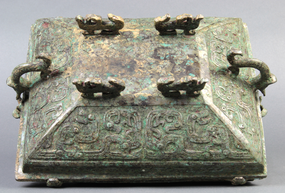 Chinese archaistic bronze covered rectangular vessel, the lid with zoomorphic finial and handles, - Image 3 of 4