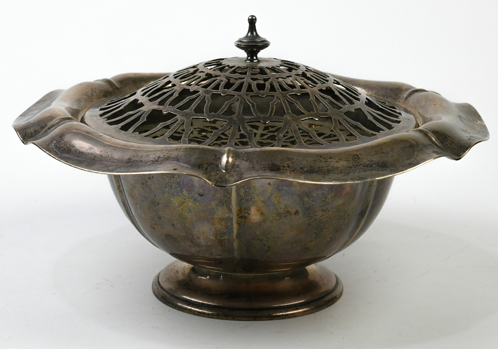 Dominick and Haff sterling silver centerpiece bowl in the "Salem" pattern, having a down swept - Image 2 of 4