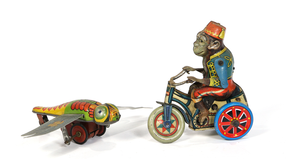 (lot of 3) Vintage lithographic tin toys including a girl on tricycle, a monkey riding a tricycle - Image 3 of 3