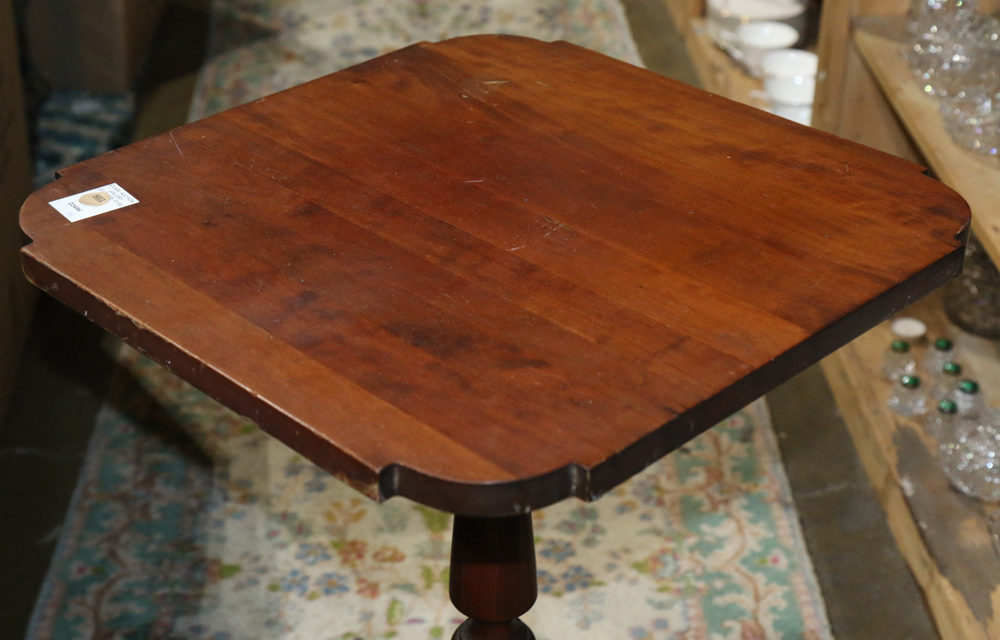 Federal style tea table, having a shaped top above the turned standard, rising on a tripod base, - Image 2 of 2