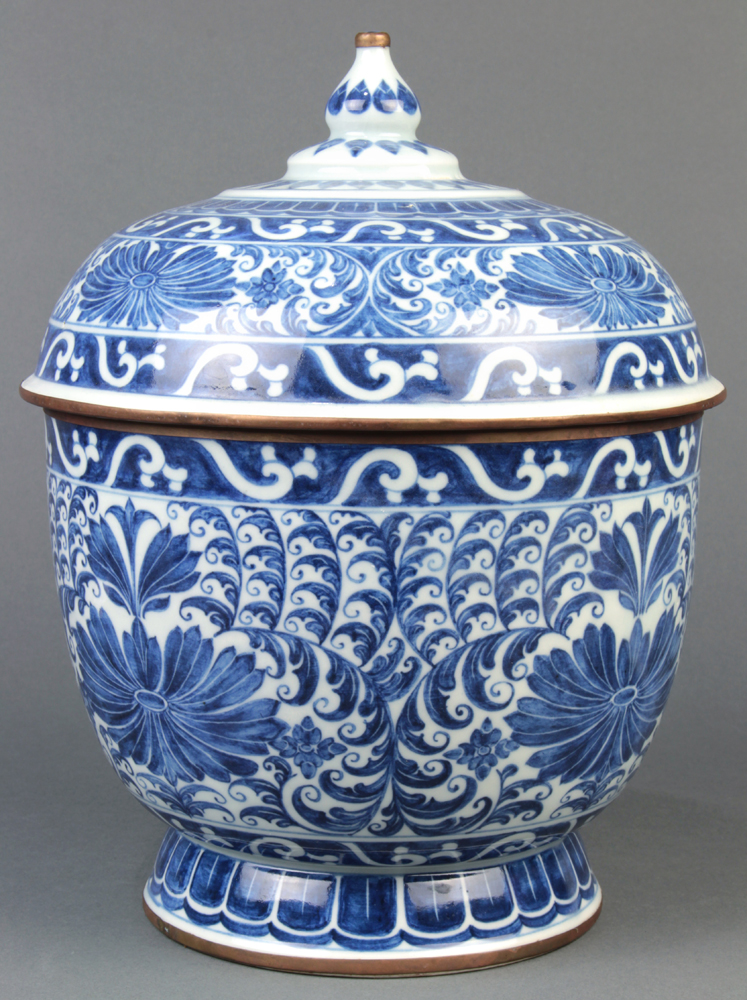 Chinese blue-and-white porcelain jar for the Thai market, the body and tiered lid featuring a floral - Image 2 of 4