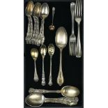 (lot of 31) Assorted sterling silver flatware, including tablespoons, teaspoons, dinner forks, olive