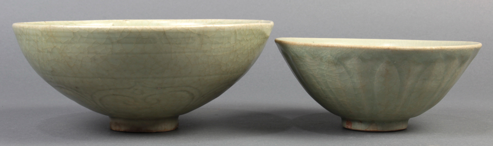 (lot of 2) Chinese Longquan type celadon glazed bowls, one molded with lotus petals to the exterior; - Image 3 of 3