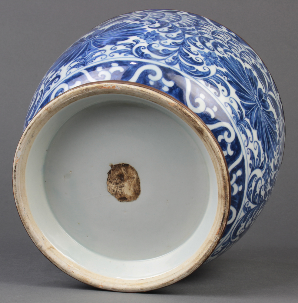 Chinese blue-and-white porcelain jar for the Thai market, the body and tiered lid featuring a floral - Image 4 of 4