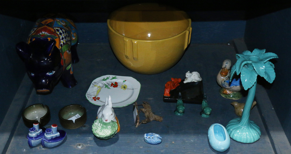 Two shelves of vintage porcelain and china table articles, consisting of salt and pepper shakers - Image 3 of 3