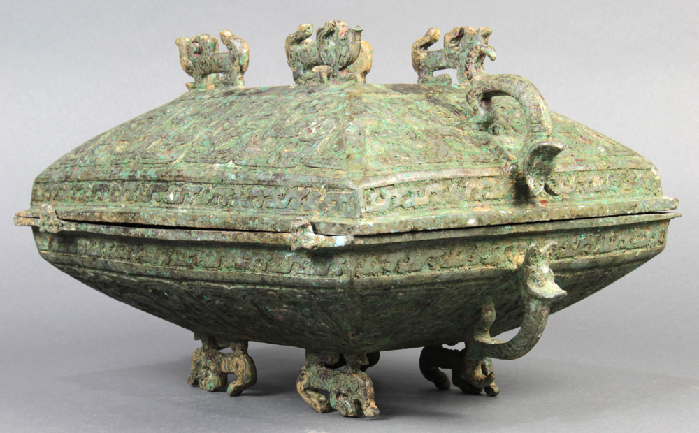 Chinese archaistic bronze covered rectangular vessel, the lid with zoomorphic finial and handles, - Image 2 of 4