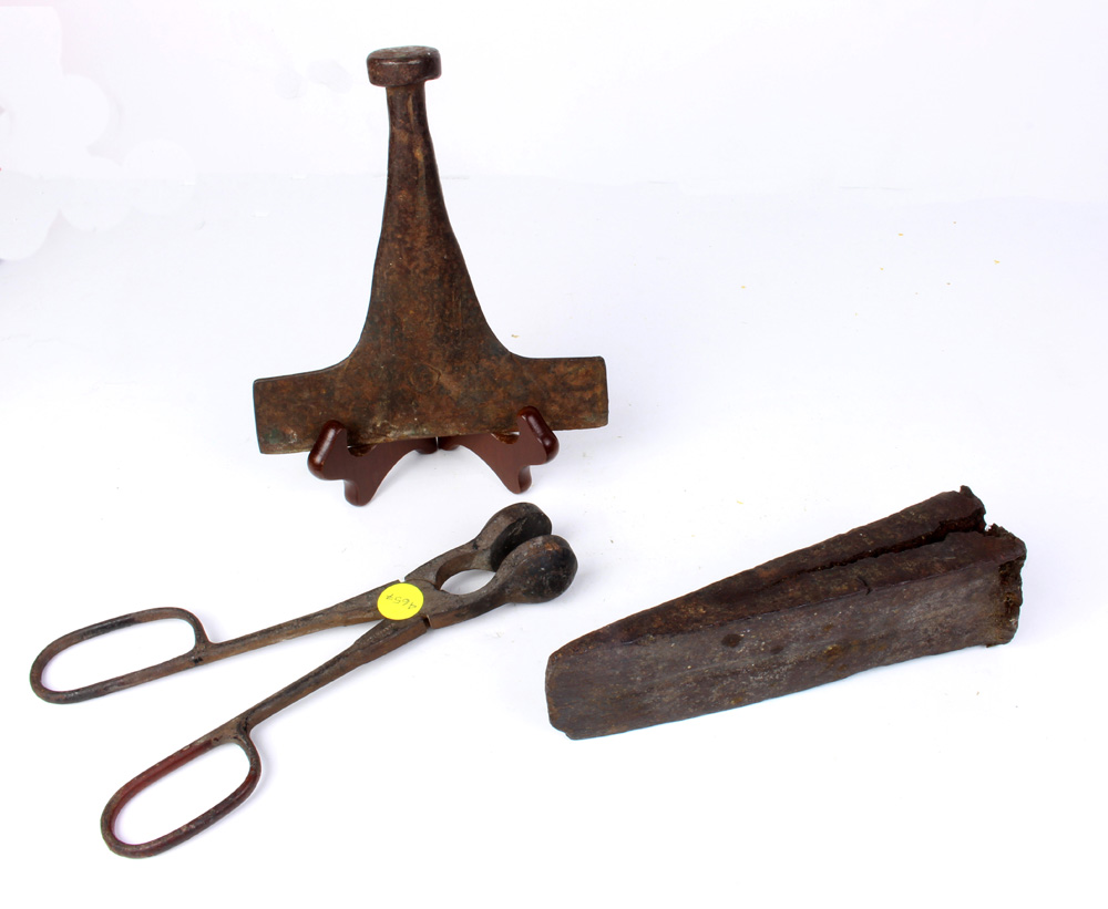 (lot of 3) Iron tool group, consisting of an antique hand-forged iron splitting wedge - Image 2 of 2