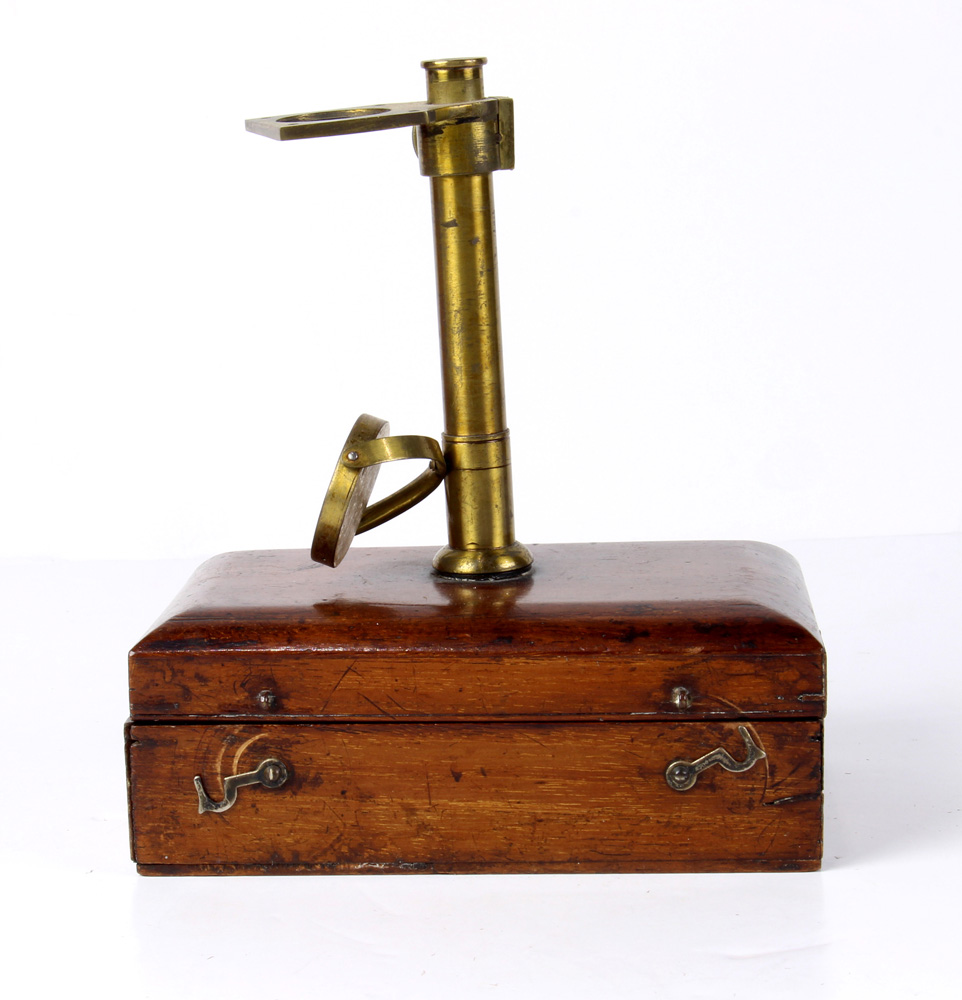 Brass traveling microscope, rising on a hinged lid wooden box - Image 2 of 4