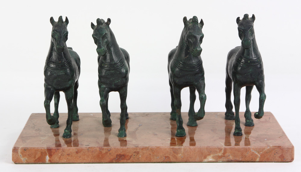 Archaistic style patinated figural horses, mounted on a marble plinth, 6 - Image 2 of 3