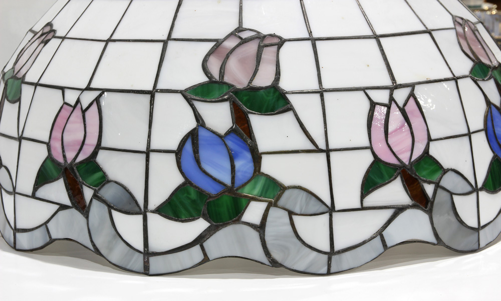 A leaded glass lamp shade - Image 2 of 2