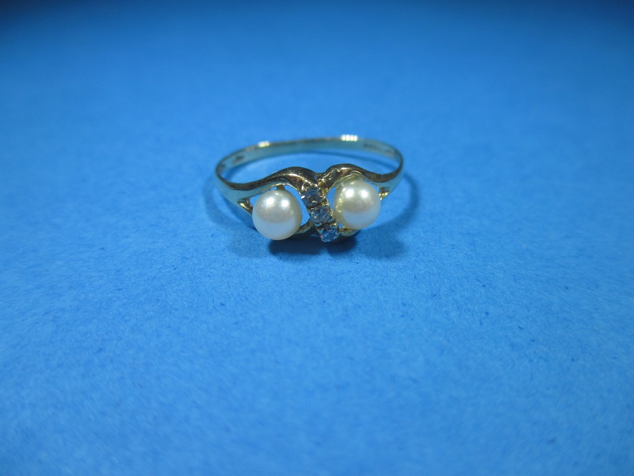 A 9ct yellow gold ring set with 3 diamonds and 2 pearls, approx. size N