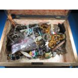 A quantity of vintage costume jewellery and collectable items