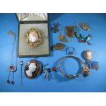 A quantity of vintage jewellery to include gold and silver items