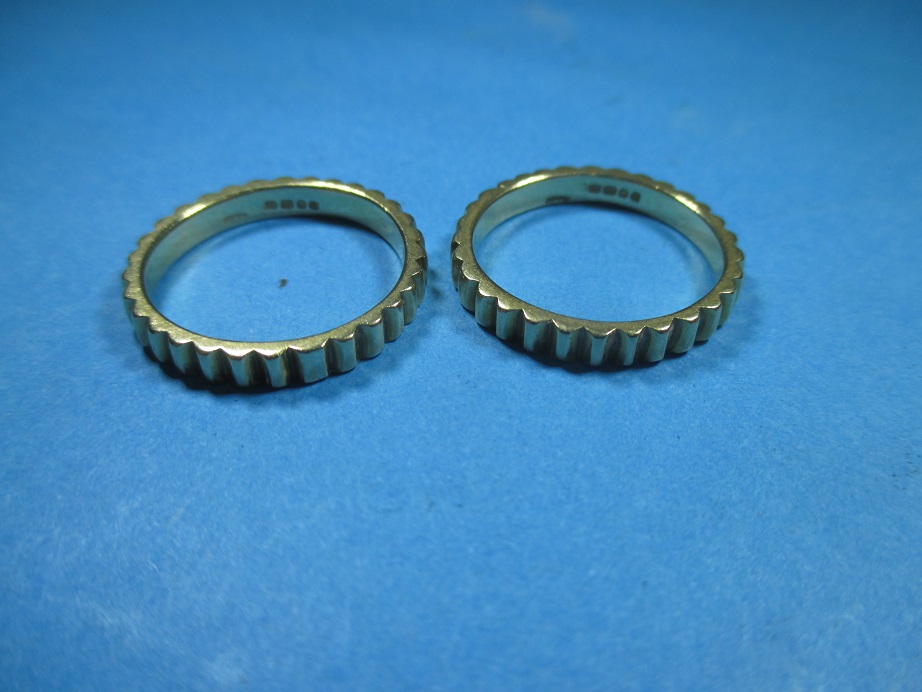 Two 18ct gold rings, approx weight 8g