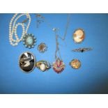 A small quantity of costume jewellery to include an Edwardian pendant and 9ct go