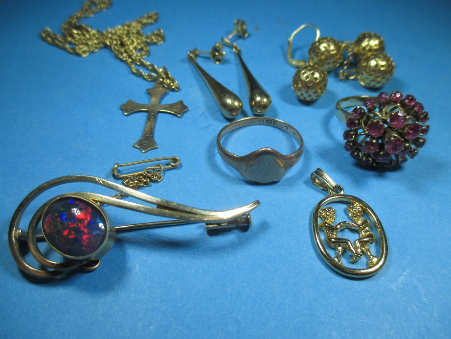 A quantity of mixed carat gold and yellow metal items, approx total weight 25g