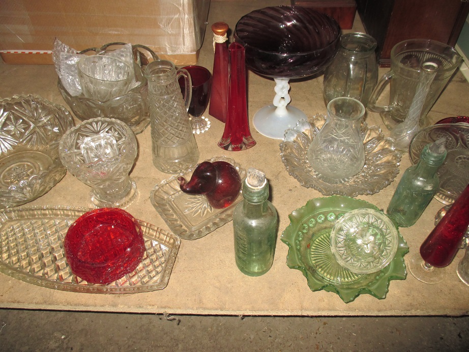 A quantity of vintage glass items