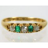 An 18ct gold ring set with diamond & emerald 2.6g