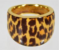 A 21ct gold enamelled leopard print ring 5.9g size