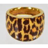 A 21ct gold enamelled leopard print ring 5.9g size