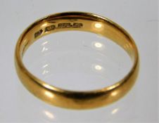 A 22ct gold band 3.4g