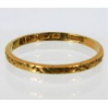 An 18ct gold band 2g size T