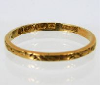 An 18ct gold band 2g size T
