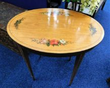 An Edwardian satinwood table with floral decor 39.