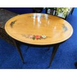 An Edwardian satinwood table with floral decor 39.