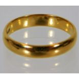 A 22ct gold band 4g size Q