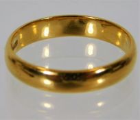 A 22ct gold band 4g size Q