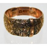 A 9ct gold ring with carved decor 5.6g