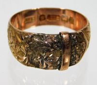 A 9ct gold ring with carved decor 5.6g