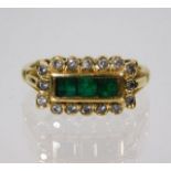 An 18ct gold ring set with diamond & emerald 4g si