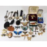 A selection of costume jewellery & other sundry it