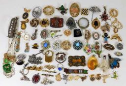 A quantity of mixed costume jewellery items includ