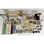 A quantity of costume jewellery items, some boxed